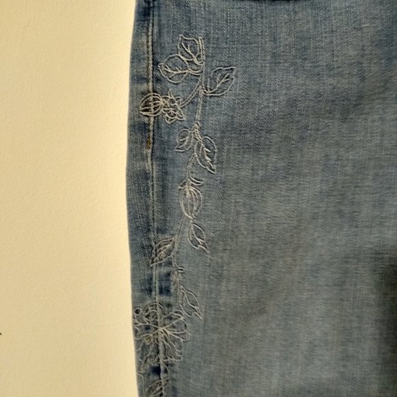 Levis Classic Bootcut (Size 16) with Embroidered Flower Design - Picture 2 of 6